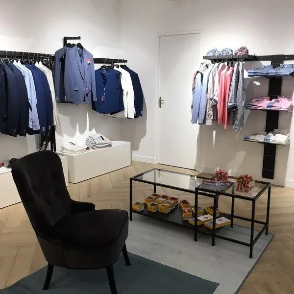 Boutique aménagée avec présentoirs et portants