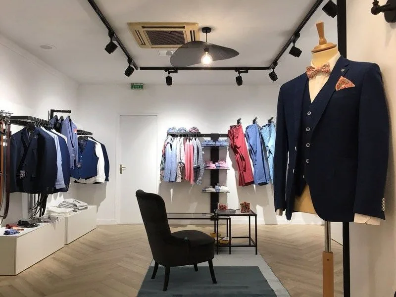 Boutique de costumes avec climatisation et éclairage sur rails