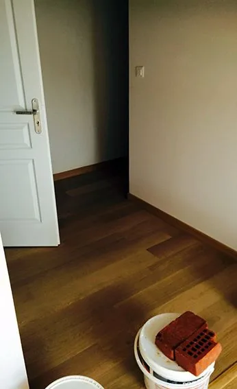 Couloir rénové avec parquet en fin de chantier