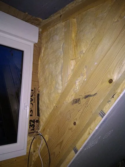 Doublage et isolation d'un mur près d'une fenêtre