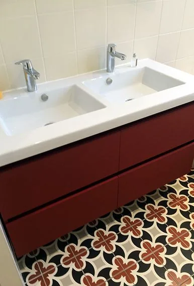 Double vasque sur meuble rouge et sol en carreaux de ciment