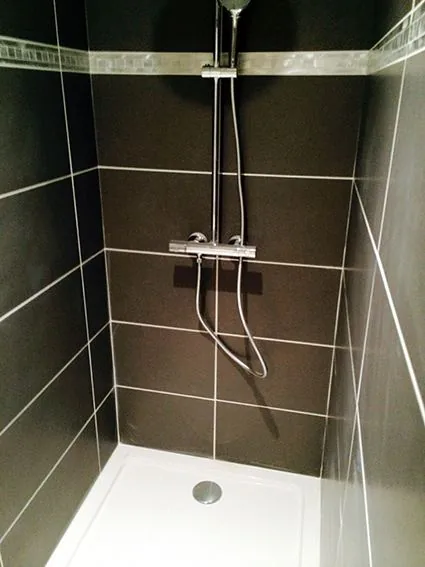 Douche carrelée avec receveur et colonne de douche