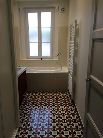 Entrée en carreaux de ciment avec sèche-serviettes