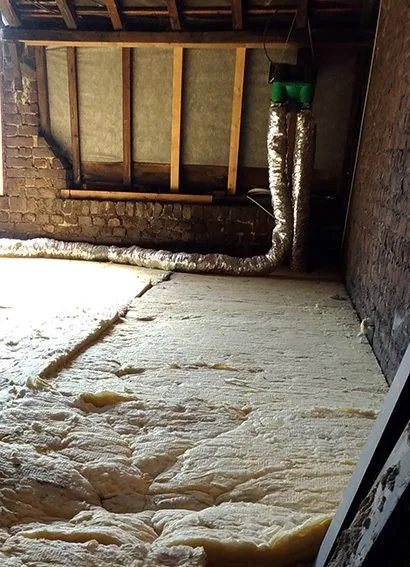 Isolation de combles en laine de verre réalisée dans le Pas-de-Calais