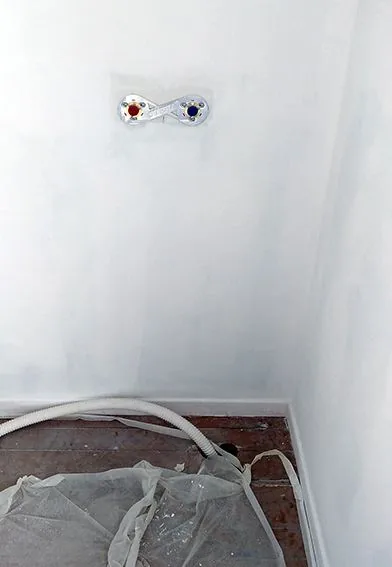 Mur enduit avec boîtier électrique en attente