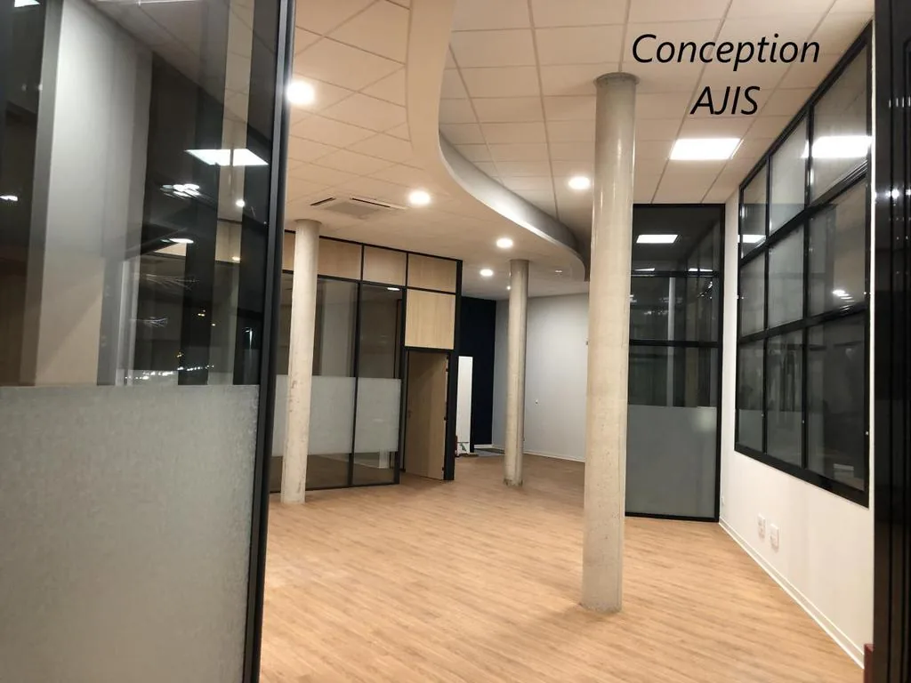 Open space aménagé avec cloisons vitrées dans un bureau près d'Arras