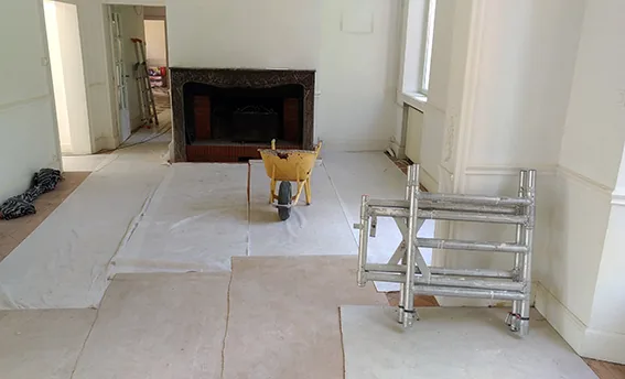 Début de chantier de rénovation dans une pièce ancienne avec cheminée en marbre à Arras