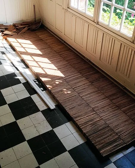Pièce ancienne à sol en damier noir et blanc et lambris