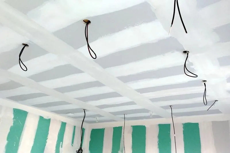 Plafond en placo avec bandes à joint et attentes électriques