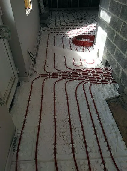 Réseau de plancher chauffant et collecteur installés lors d'une rénovation près d'Arras