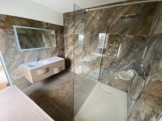 Salle de bains avec carrelage effet marbre et douche à l'italienne dans l'Arrageois
