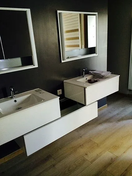 Salle de bains moderne avec meuble vasque et grands miroirs